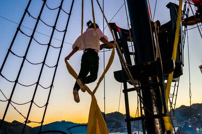 Pirate Ship Sunset Dinner and Show in Los Cabos - Food and drinks: where people agree, and where they split