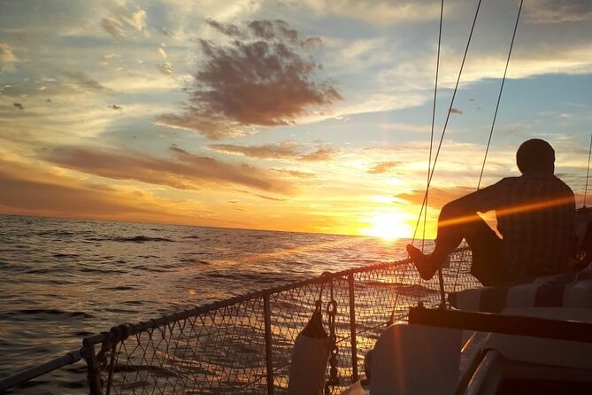 Private Cabo San Lucas Sunset Cruise on 33´ sailboat - Open bar plus appetizers: how to enjoy it without turning it into chaos