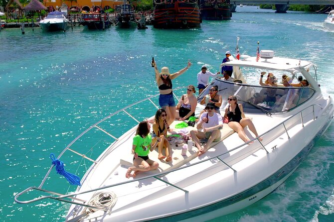 Private Premium Yacht 46FT Rental in Cancún - Crew service that actually changes your day