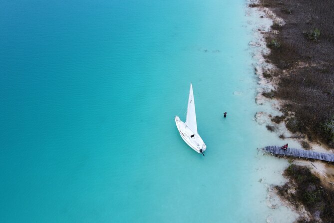 Private sailing tour of Bacalar Lagoon - Stop 1: Lago Bacalar and the Cenote Negro or Cenote de la Bruja direction