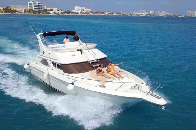 Private SeaRay 47ft Yacht Rental Cancun 23P6 - Crew and safety: why this charter gets such high ratings