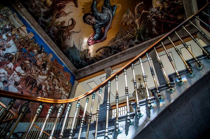 PRIVATE Tour Chapultepec Castle - Inside the castle: murals, symbolism, and guided picture stops
