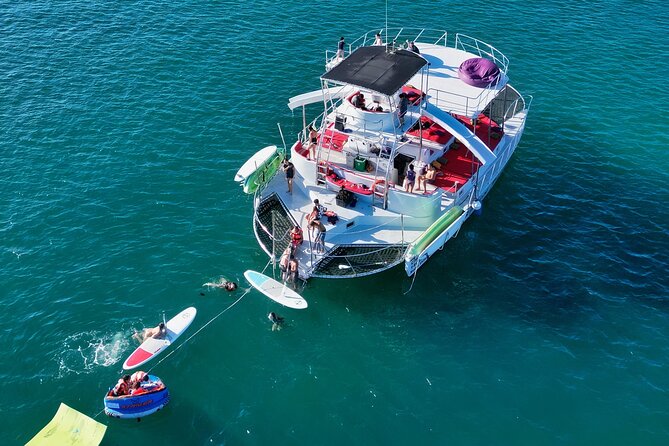 Private Yacht Charter on ChicaFun 1 Waterslides all inclusive - ChicaFun 1 private yacht, the all-day feel in a 4-hour window