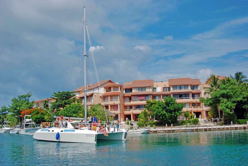 Puerto Aventuras: Dolphin Swim, Sea Lions, Manatees, & Lunch - Facilities and comfort: showers, lockers, and towel strategy