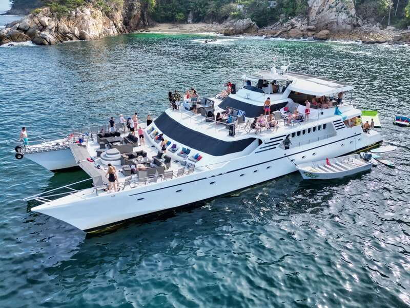Puerto Vallarta: Yelapa Mega Yacht Cruise - A 100-foot mega yacht day in Bahía de Banderas