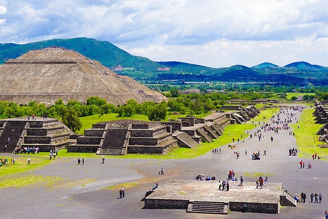 Pyramids of Teotihuacán and Basilica of Guadalupe - Visiting the Basilica de Santa Maria de Guadalupe on Tepeyac Hill