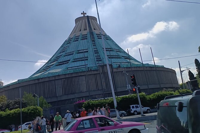 Pyramids of Teotihuacan and Basilica of Guadalupe / Small Groups - The small-group approach: private transport and a better flow