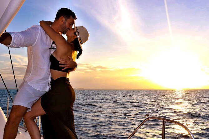Riviera Maya Luxury Sunset Sailing plus Light Dinner and Open Bar - The catamaran experience: open bar, appetizers, and where the crowd pressure shows up