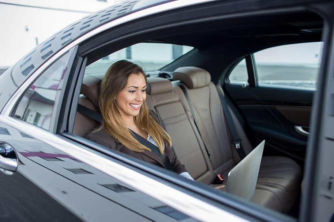 Roundtrip Private Transfer from Cancun Airport (CUN) - The ride to your hotel zone: comfort, luggage, and real-life vehicle expectations