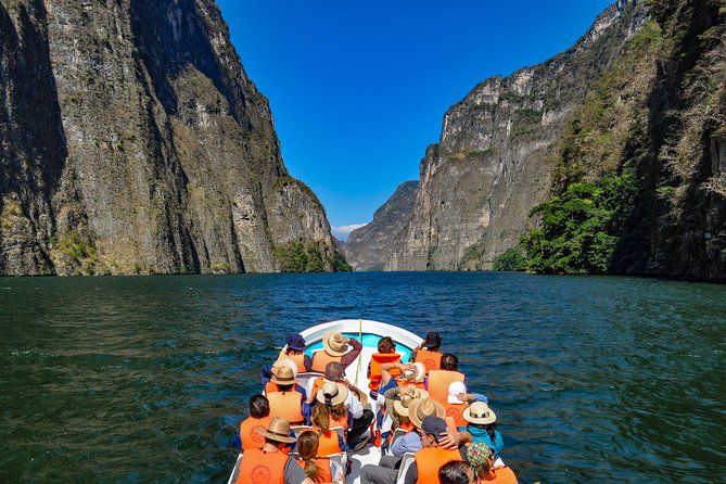 San Cris - Canyon of the Sump Miradores Chiapa - San Cris in Spanish - Cañón del Sumidero: from Cahuaré pier to the Grijalva River