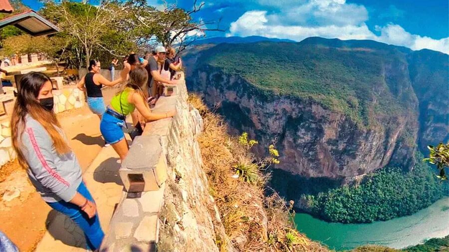 San Cristóbal: Canyon, Viewpoints & Chiapa de Corzo Tour - The on-foot canyon stretch before you reach the river