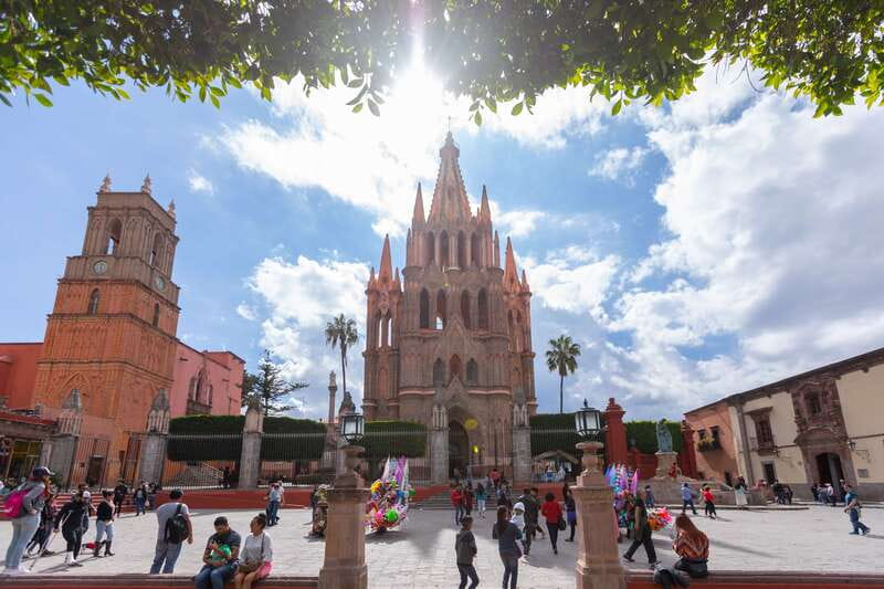 San Miguel: Landmarks and Lunch Walking Tour in English - San Francisco Church Plaza: The Best Starting Point for Downtown San Miguel