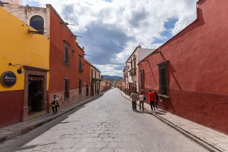 San Miguel: Landmarks and Lunch Walking Tour in English - Markets, Schools, and Churches: Why These Stops Matter