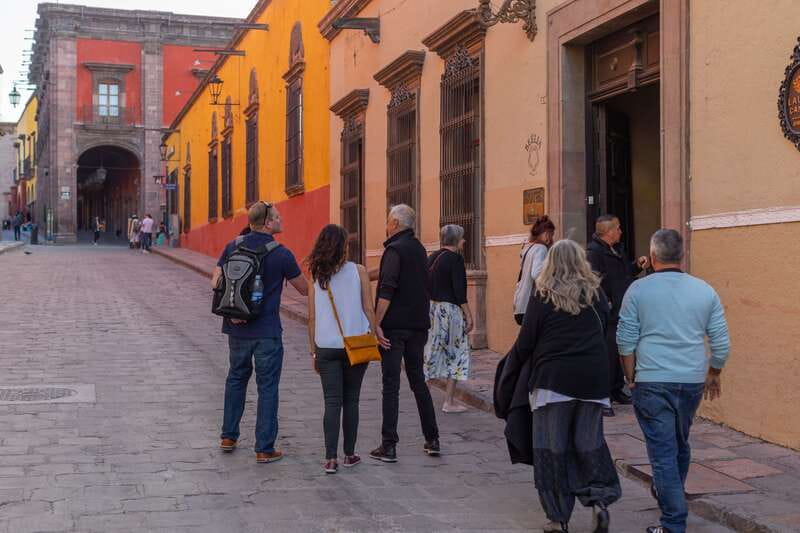 San Miguel: Landmarks and Lunch Walking Tour in English - Walking Pace and Group Size: The Comfort Factor That Makes This Tour Work