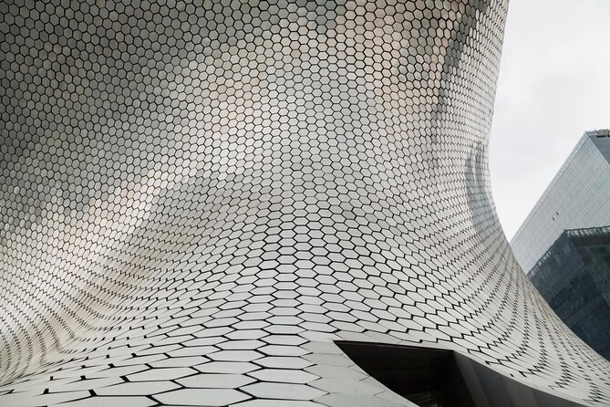 Soumaya Museum Tour ‐ Small Groups - Entering Museo Soumaya: architecture and the Rodin moment