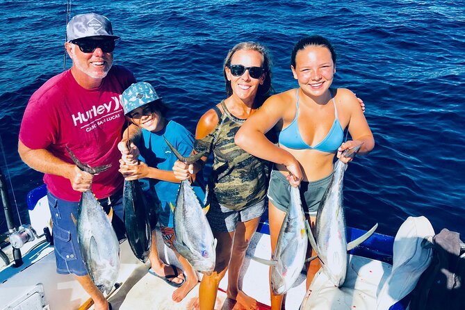 Sportfishing Charters in Cabo San Lucas with Kellyfish Cabo Sportfishing - Landing fish in real time: how the guides help you hook up