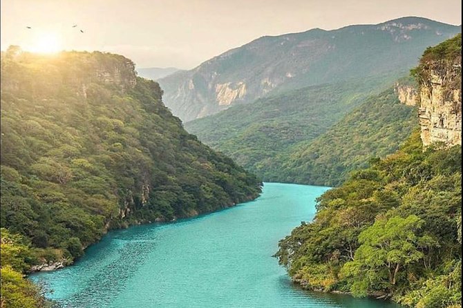 Sumidero Canyon, Miradores del Cañón and Pueblo Chiapa de Corzo. - Getting there in an air-conditioned van: seats, windows, and why it matters