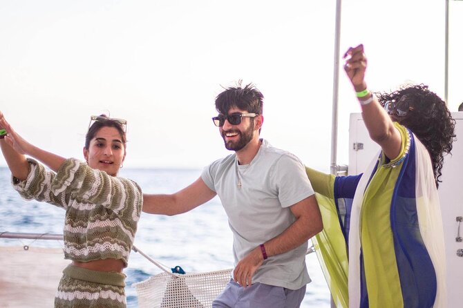 Sunset Sail Party Cruise on the Pez Gato - Drinks and Snacks: Unlimited Bar Meets Light Food