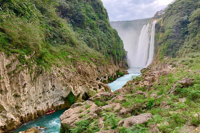 Tamul waterfall and water cave on a wooden canoe - Key points for your Tamul canoe day
