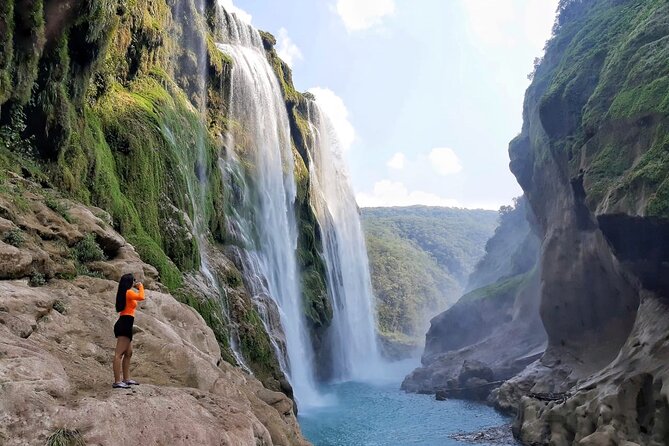 Tamul waterfall and water cave on a wooden canoe - Paddling to La Morena and the included lunch that keeps the day real