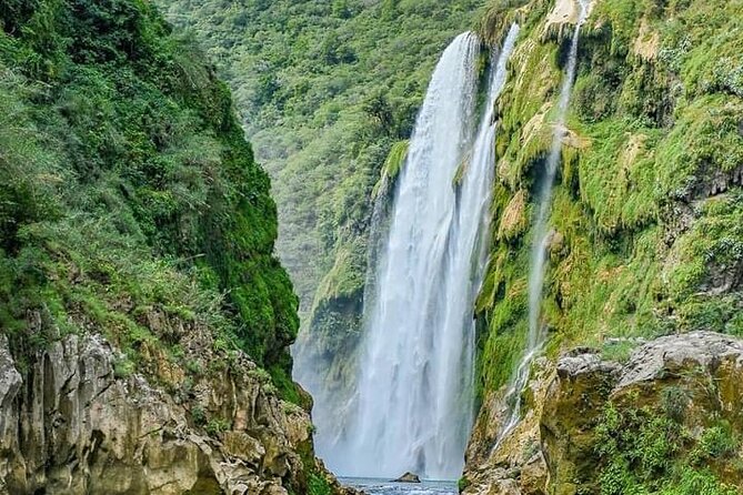 Tamul waterfall and water cave on a wooden canoe - The canoe paddle on the Tampaon River: the work part and the payoff