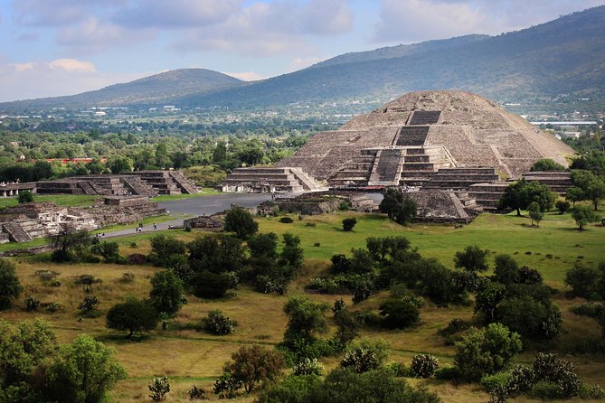 Teotihuacan & Basilica Guadalupe Tour with lunch - Guides in Action: Why Names Like Charlie, Teresa, and Julio Matter