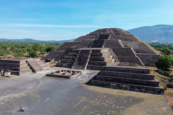 Teotihuacan Early Access Guided Tour with optional Lunch - Inside Teotihuacan: plazas, murals, and pyramid focus