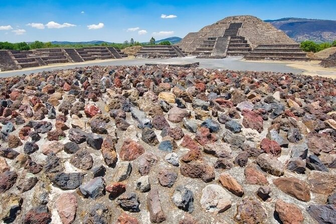 Teotihuacan, Shrine of Guadalupe & Tlatelolco - Lunch at La higuera plus what to expect from the food setup