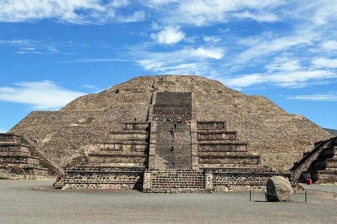 Teotihuacan, Shrine of Guadalupe & Tlatelolco - Transportation and pickup: smooth for many, messy for a few