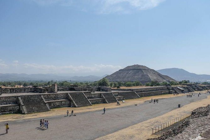 Teotihuacan, Shrine of Guadalupe & Tlatelolco Day Tour - Basilica de Guadalupe first: where the story begins (and where it ends fast)