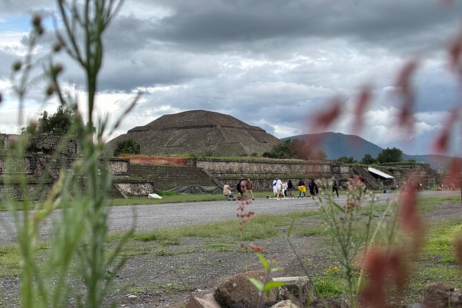 Teotihuacan without obligatory stops. No shops or restaurants. - Timing reality check: how group size and waiting can affect your photos