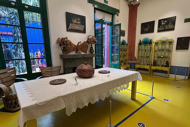 Ticket Museum Frida Kahlo and tasting in Coyoacan Market - Centro Coyoacán market tasting: tostadas, fresh agua, and chocolate