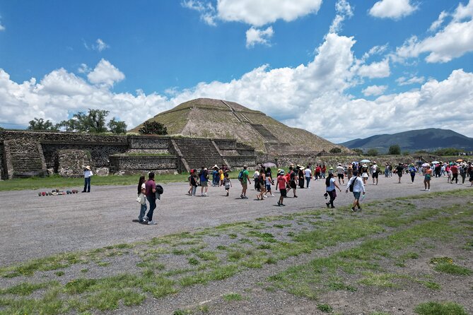 Tour to Teotihuacan with visit to ancient caves and CDMX transportation - Lunch at Restaurante Huehueteotl, near the pyramids