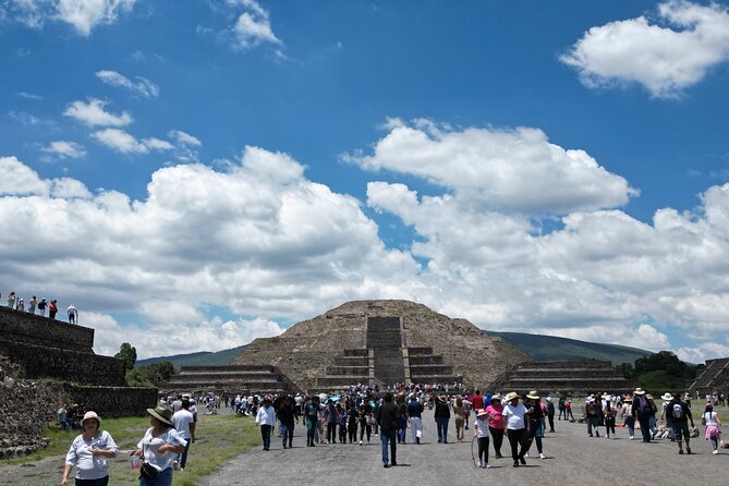 Tour to Teotihuacan with visit to ancient caves and CDMX transportation - Las Cuevas, where the walking is part of the story