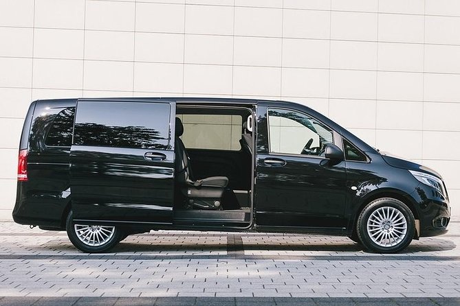 Transfer in Luxury Mercedes Benz Minivan - Flight changes and waiting costs: the rule that can save you money