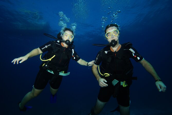 Two Reefs For Certified Divers in Cancun - Surface interval on the boat: snacks, hydration, and regrouping time