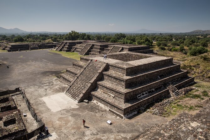 Unlock Teotihuacan Pyramids: Private Tour & Delicious Local Lunch - Moon Pyramid and Quetzalcoatl views, plus the reality check on climbing rules