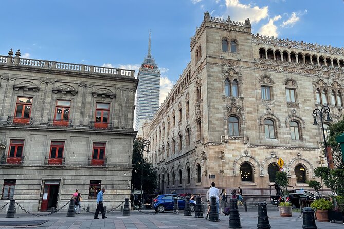 Walking Tour in Mexico City for Exploring their Cultural Heritage - The tiles and the Palace of Fine Arts finale: murals, symbolism, and a strong ending