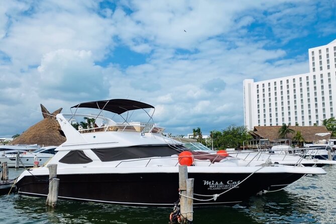 Yacht 48ft Rental in Cancun for up to 15 people - Cruising Cancun Bay in the 2-hour charter