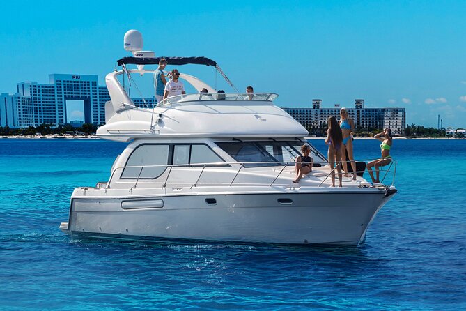 Yacht Meridian 40FT Best Private Rental in Cancun - Meridian 40-foot flybridge: what you’re paying for