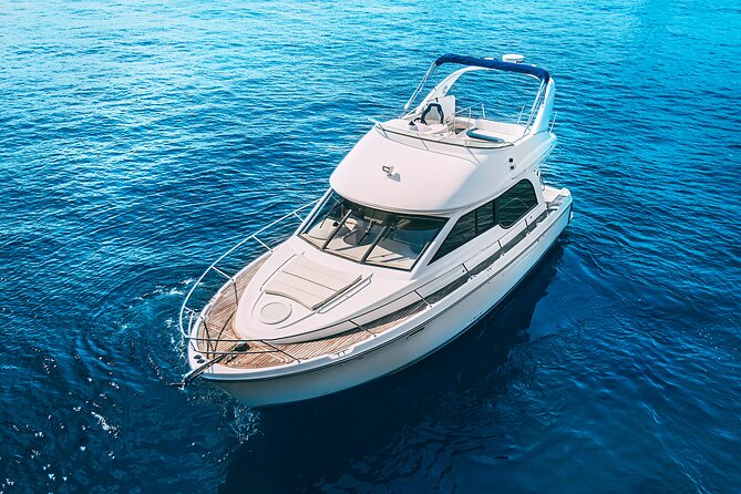 Yacht Meridian 40FT Best Private Rental in Cancun - Onboard vibe: flybridge views, included drinks, and how to use the extras